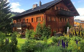 Alpina Lech - Geborgen in den Bergen